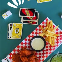 Platillo y juegos de mesa en La Mordidita